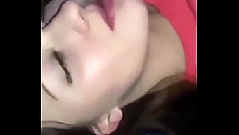 Keluar Sperma Saat Pacarku Memberikan Blowjob