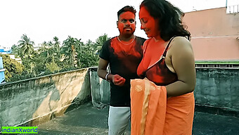 Duas Lindas Milfs Indianas Têm Seus Traseiros Comidos Por Um Jovem Indiano Durante Uma Festa De Holi