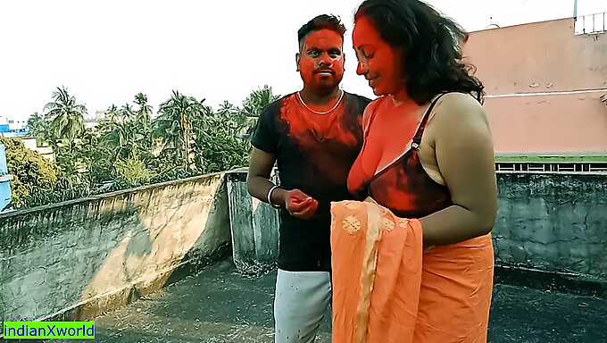 Dos Hermosas Milfs Indias Reciben Sexo Anal De Un Joven Indio Durante Una Fiesta En Holi