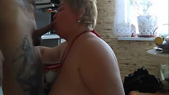 Blowjob Og Deep Throat Action Med En Russisk Milf