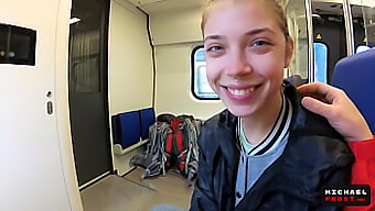 ¡piso De Crema Oral Pov Real En El Tren Con Una Adolescente Pequeña! ¡no Te Lo Pierdas!