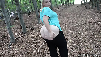 Hermosa Chica Curvilínea Hace Una Mamada Y Se Folla A Su Novio En El Bosque