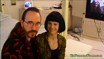 Retro Pornó: Dögös Nona Mejone Veszi Ed Powers Baszásait