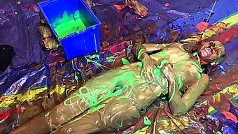 Mouillée Et Sauvage: Une Coquine Taquine Et Joue Avec Une Slime Désordonnée