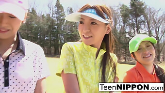 Adolescentes Asiatiques Deviennent Coquines Dans Un Jeu De Strip- Golf