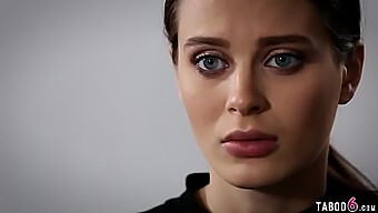 Lana Rhoades Hraje V Tabuizovaném Videu, Kde Se Její Nevlastní Sestra Stává Submisivní