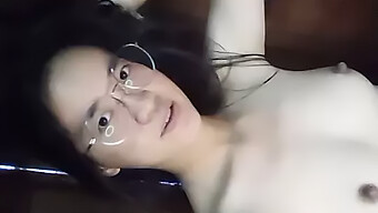 亚洲少女(18+)在自制视频中自慰