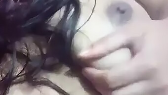 Masturbación En Solitario De Una Chica Desi Con Grandes Tetas