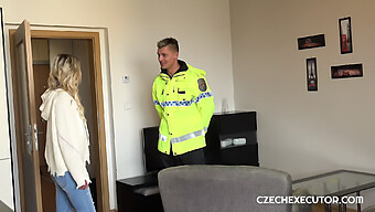 Nadržený Policista Je Šukán Evropským Eskortem