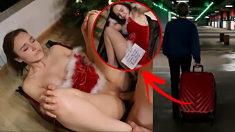 Unbeschnittene Nackte Babe Wird Nackt Und Beschenkt Dich An Diesem Weihnachten