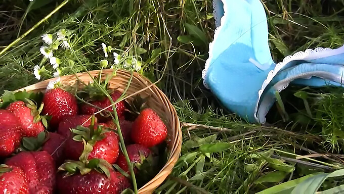 Close-Up Of A Strawberry Pussy Girl'S Natural Orgasm