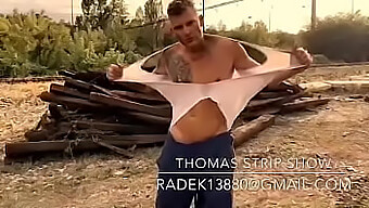 Thomas J ถอดเสื้อผ้าลงเพื่อเล่นเดี่ยวร้อน