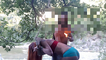 18+ Genç Kızıl Saçlı, Pillory'De Ağdayla Beceriliyor Ve Şaplaklanıyor