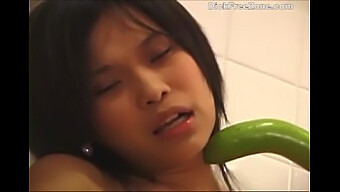 สาวเอเชียตัวเล็ก Emma Cucumber ชอบเล่นเดี่ยว