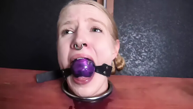 Amerikansk Bdsm-Slave Opplever Vibratorlek