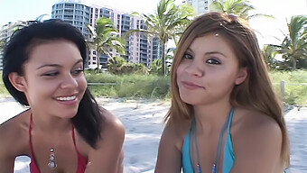 Hai Cô Gái Trẻ Ở Miami Thực Hiện Một Màn Blowjob Tự Quay Trên Camera.