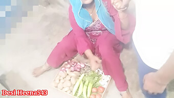 Bhabhi, Une Asiatique Indienne De 18 Ans, Vend Des Légumes Et Se Fait Baiser