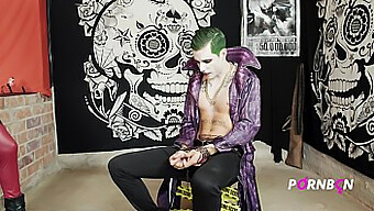 Deux Cosplayeuses Harley Quinn Se Font Baiser Par Un Joker Dans Cette Vidéo Porno Espagnole