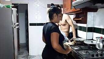 ¡joven De 18 Años Recibe Una Mamada De Su Madrastra En La Cocina!