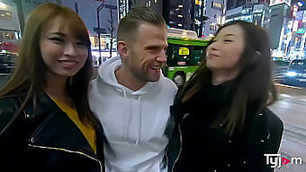 Horké Japonské Dívky Mona Ayami A Tsubaki Kato Jdou Do Milostného Hotelu Na Hardcore Akci