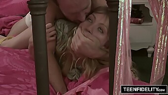 18-Ročná Ivy Wolfe Dostane Narodeninový Creampie