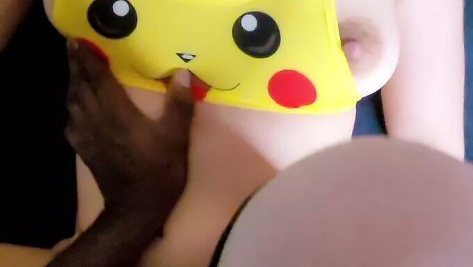 18-Letno Francosko Dekle Z Majhnimi Joški Uživa V Pikachu Cosplayu In Cumshotu