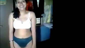 Chica Desnuda Muestra Sus Atributos En Este Video Universitario