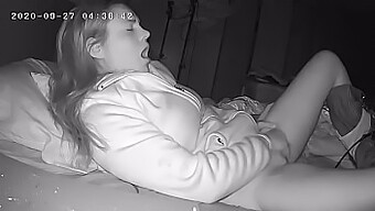 Amerikanische Schlampe Wacht Früh Auf, Um Ihre Muschi Zu Reiben, Bevor Sie In Verstecktem Cam-Video Arbeitet