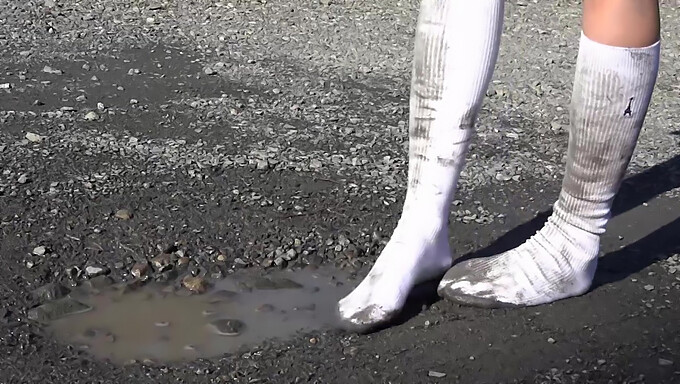 Une Blanche Mature En Chaussettes Blanches