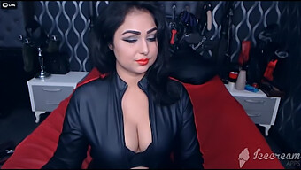 Bdsm Femdom: Nữ Chúa Nóng Bỏng Hút Thuốc