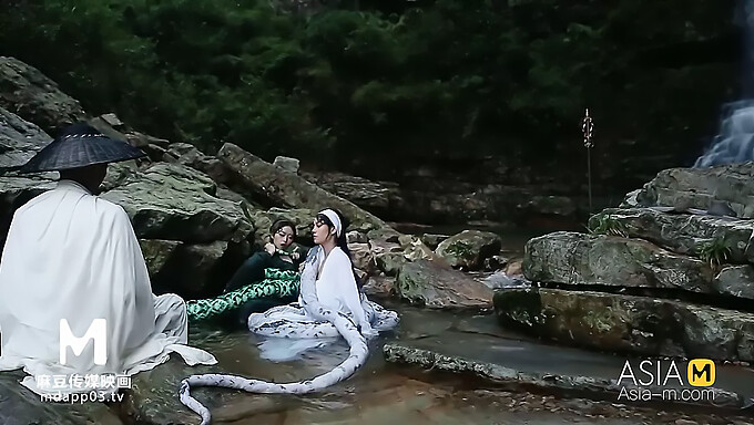 Anal Pleasure With A Green And White Snake