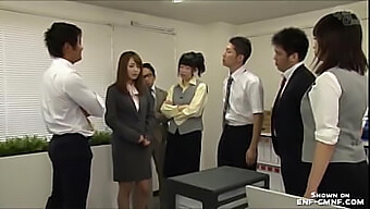 Femmes Japonaises Forcées D'Accomplir Des Actes Humiliants Sur Le Lieu De Travail