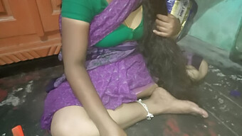 Adolescente India De 18 Años Con Tetas Pequeñas Y Coño Apretado Se Enfrenta A Un Papel Bisexual