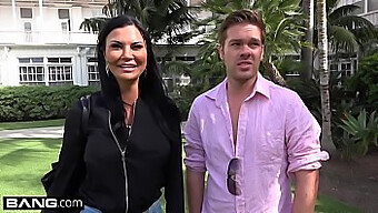 Jasmine Jae Yang Berpayudara Besar Memamerkan Payudara Alaminya Yang Besar Di Pantai.