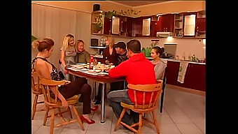 O Familie De Modele Se Murdăresc Și Se Murdează