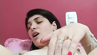 سمراء في سن المراهقة يعطي نفسها اللسان