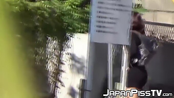 Japonska Najstnica (18+) Ujeta Med Pisanjem V Javnosti