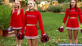 Le Cheerleader Lesbiche Si Fanno Birichine Dopo L'Allenamento