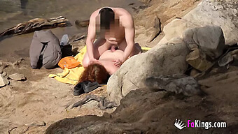 La Giovane Rossa Fa Un Pompino Profondo E Riceve Una Doccia Di Sperma Sulla Spiaggia