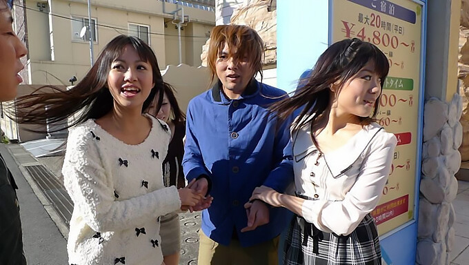 Bella Giapponese, Kotomi Asakura Si Concede Un Trio Con Le Sue Amiche E Gode Dell'Esperienza