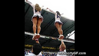 Cheerleaders Coed Dalam Celana Dalam Dan Aksi Berciuman Pantat