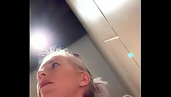 Blond Bombe Nyter Å Fingre På Toalettet For Eksplosiv Orgasme