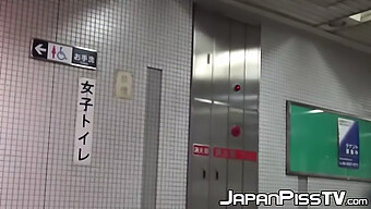 Openbare Badkamerseks En Plassen: Japanse Dames Betrapt Op Camera