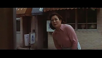 鲜花和蛇(1974):羞辱和屈服的bdsm故事