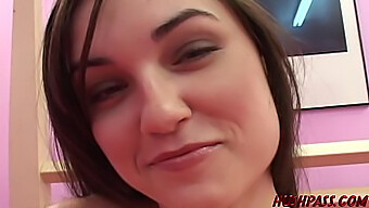 Cơ Thể Nhỏ Nhắn Của Sasha Grey Bị Đụ Trong Video Nóng Bỏng Này