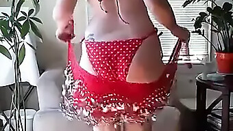 Starnúca Babička Si V Tomto Sexy Videu Užíva Bikini Show