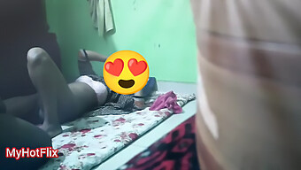 Cô Gái Trẻ (18+) Bị Đụ Bởi Một Con Cặc To Trong Một Video Cam Ẩn