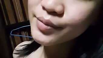 Remaja Thailand 18+ Memuaskan Dirinya Sendiri Hingga Orgasme