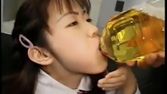 Gadis Asia Yang Menggoda Diliwat Dan Minum Air Kencing Kotor.