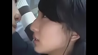 Balade En Bus Japonais Avec Une Adolescente Excitée